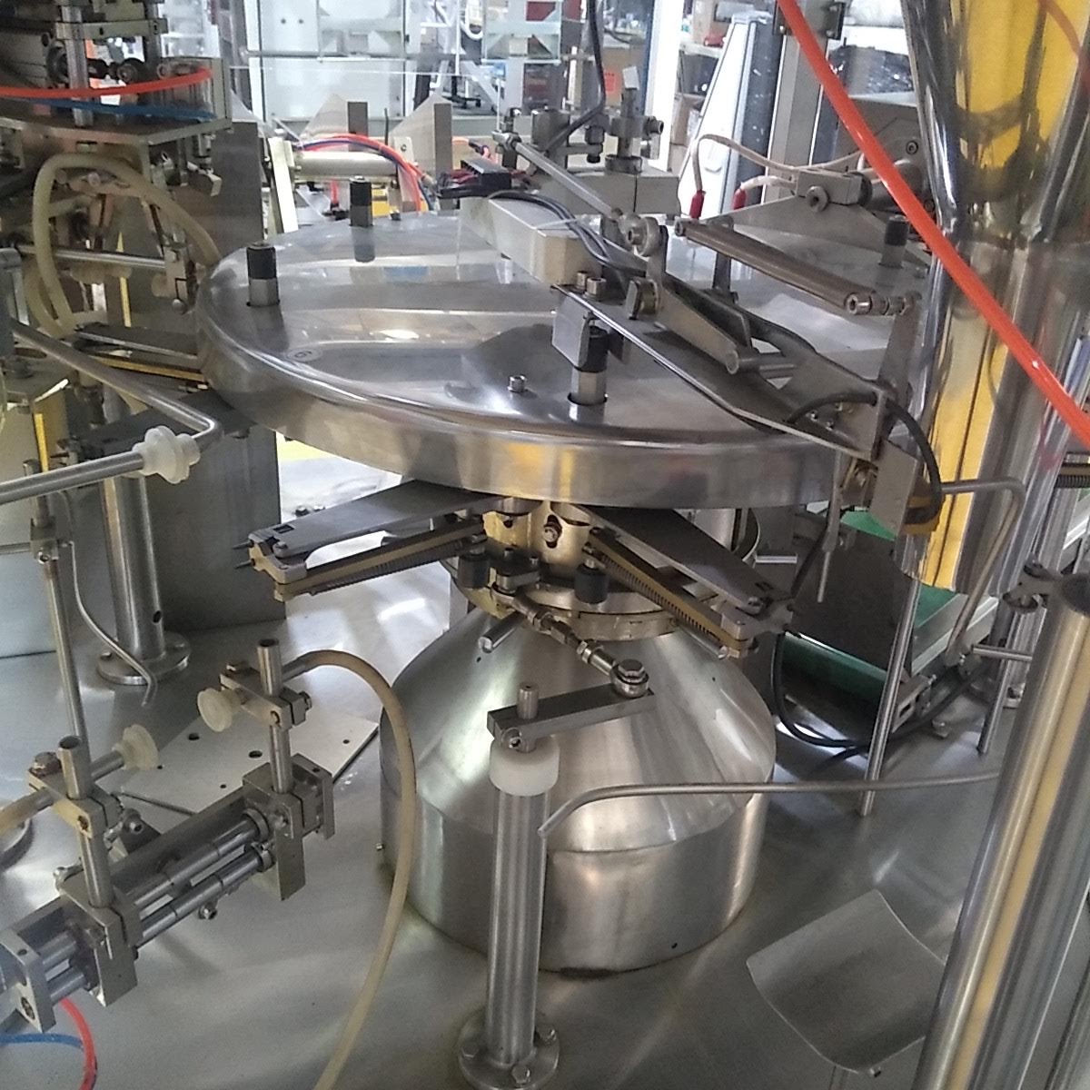 Técnico de A.M.A.I.A. reparando máquina industrial